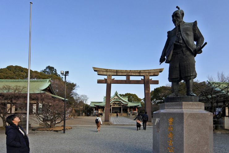 豊國神社 - 二ノ鳥居前の豊臣秀吉公銅像