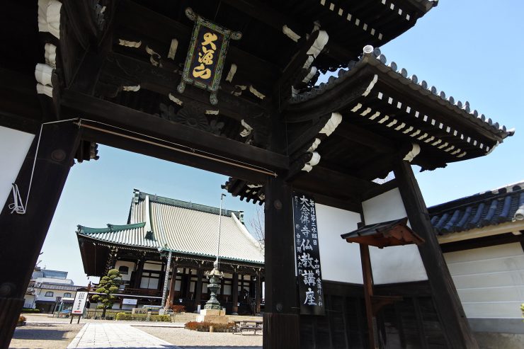 山門から本堂